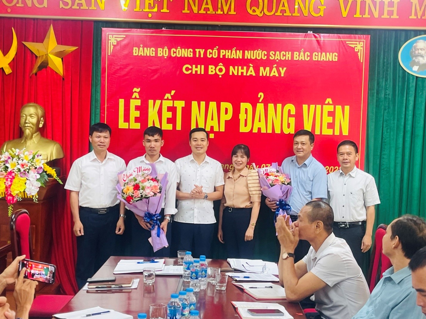 Các chi bộ trong Đảng bộ Công ty CP nước sạch Bắc Giang tổ chức Lễ kết nạp đảng cho các quần chúng ưu tú