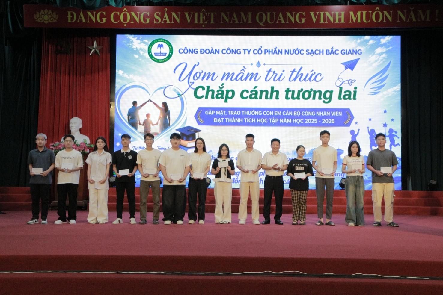 Công đoàn CTCP nước sạch Bắc Giang tổ chức gặp mặt, tuyên dương các cháu học sinh đạt thành tích trong học tập năm học 2025 – 2026